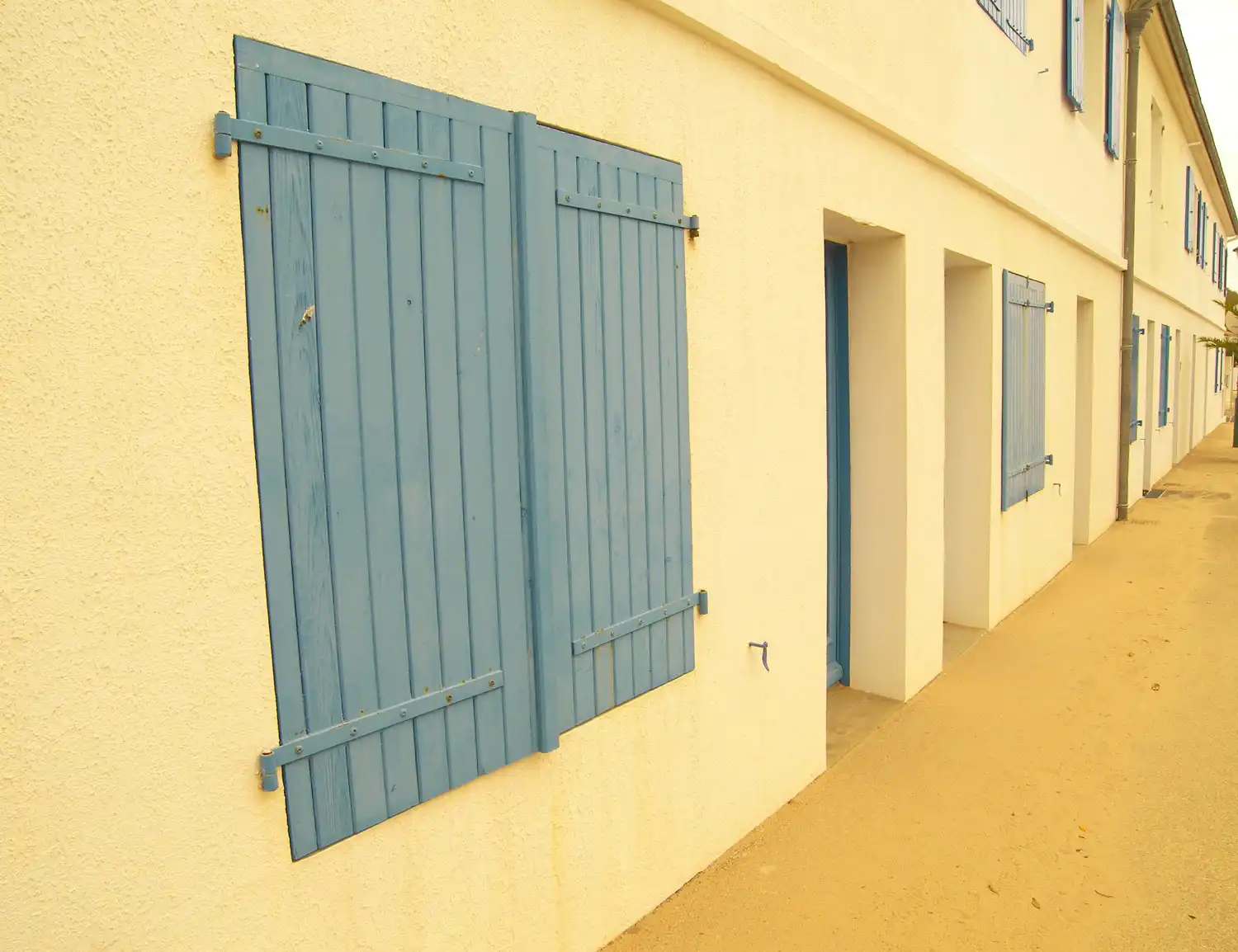 Peintre L'Isle-sur-la-Sorgue - peinture par projection - façade - Vaucluse / Luberon