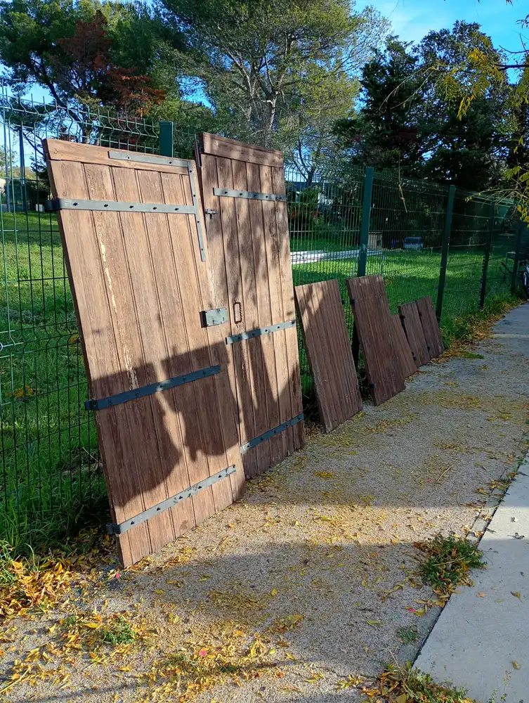 Peintre L'Isle-sur-la-Sorgue restauration volet bois dans le Luberon - avant