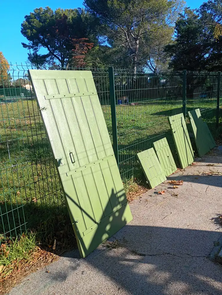 Peintre L'Isle-sur-la-Sorgue restauration de volet bois dans le Luberon - après